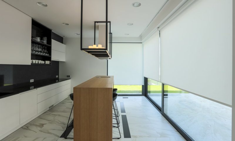 Rolety wolnowiszące prosto z okna na ścianę – poznaj jeden z trendów