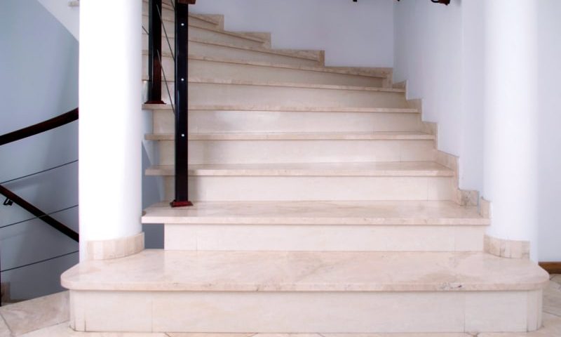 Schody granitowe – co warto wiedzieć? Co wyróżnia schody z kamienia naturalnego?