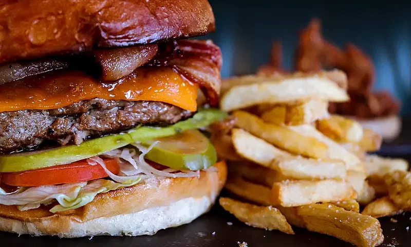 Cheeseburger McDonald kcal - sprawdź ile kalorii ma kultowa kanapka!