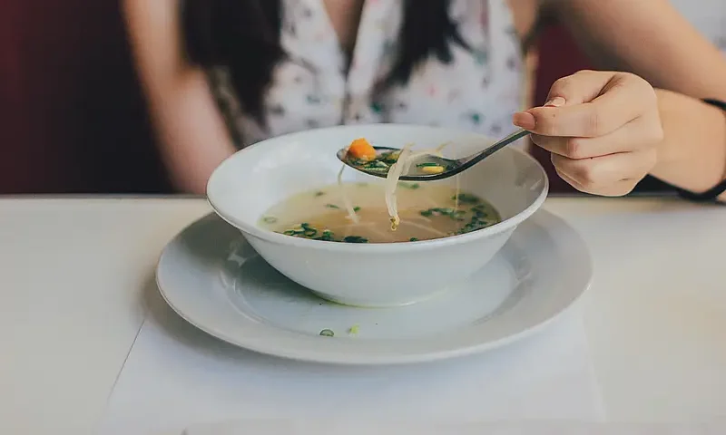 Ile gotować rosół? Sprawdzamy z kurczaka, z kaczki i indyka!