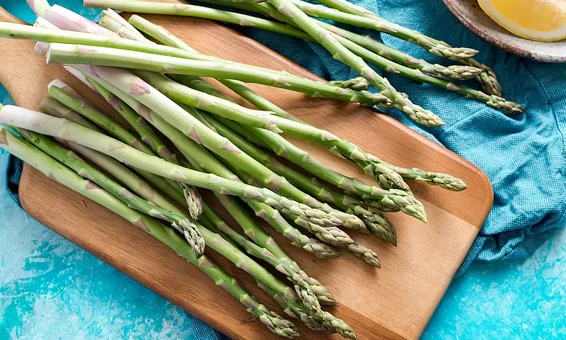 Ile gotować szparagi? Sprawdzamy zielone i białe!