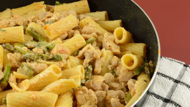 Ζυμαρικά με σπαράγγια και κοτόπουλο