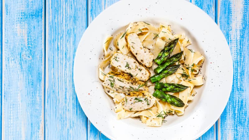 Ζυμαρικά με σπαράγγια σε σάλτσα κρέμας