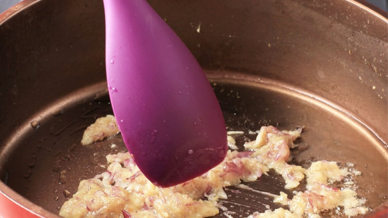 Τηγάνισμα κρεμμυδιών και σκόρδου