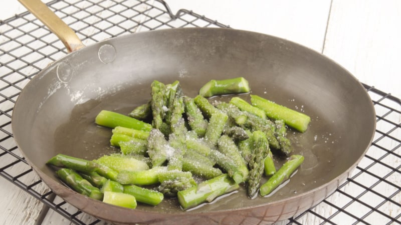 Σπαράγγια σε τηγάνι