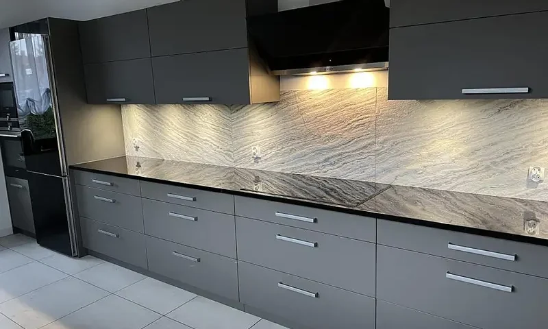 Zalety i wady stosowania forniru kamiennego w porównaniu do innych materiałów