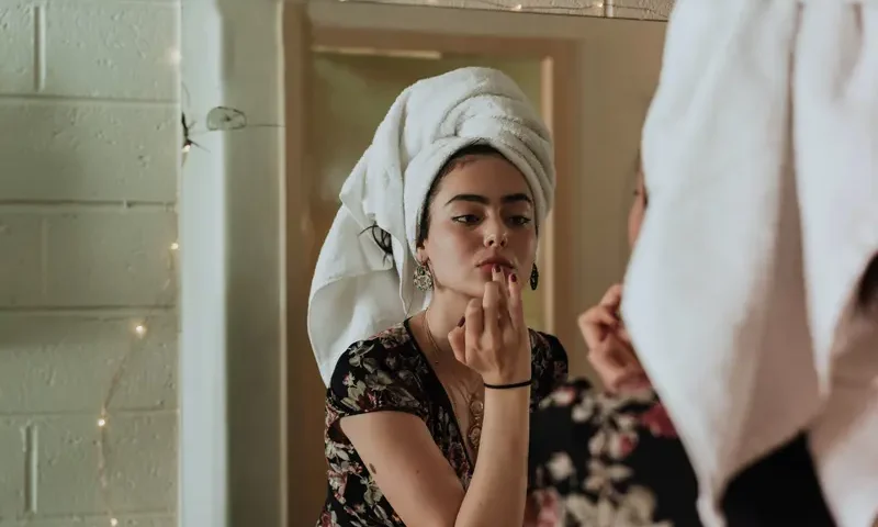 Preparat do iniekcji juvederm volift retouch należy do linii żeli hialuronowych stworzonych w unikalnej technologii Vycross. Wypełniacze (Voluma, Volbella, Volift) z tej serii różnią się od innych produktów na bazie kwasu hialuronowego m.in: